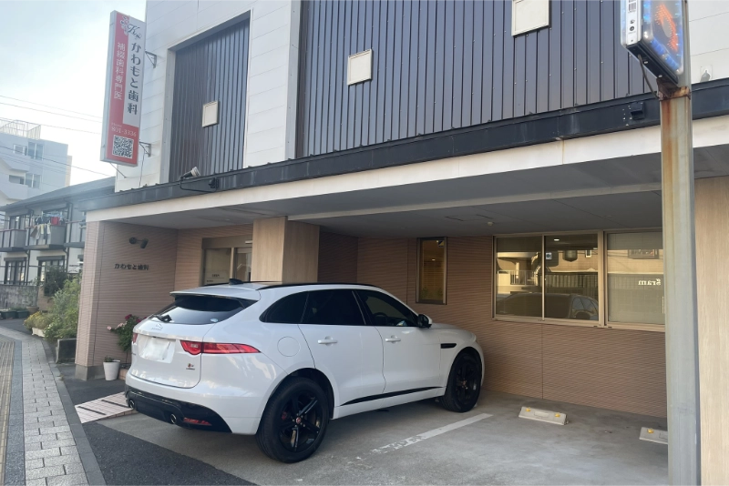 玄関横に2台分の患者様専用駐車場がございます